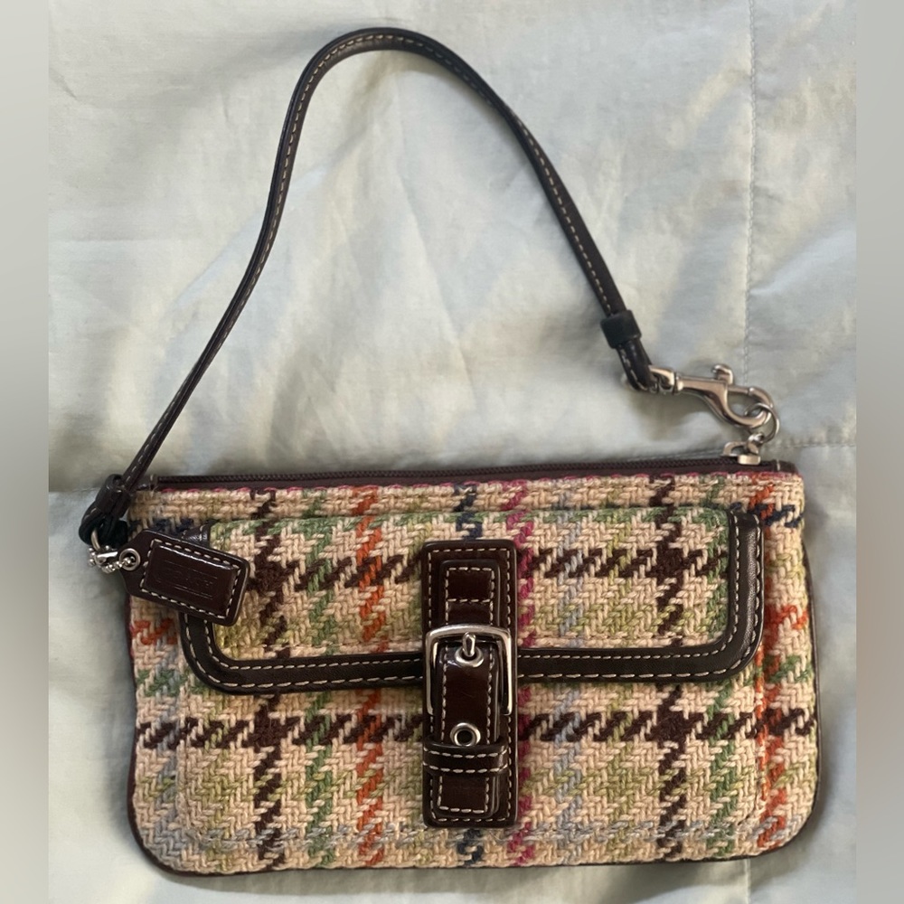 coach wristlet purse / clutch